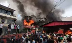 संसद भवन में लगाई आग- घर पर आगजनी के बाद PM ओली का इस्तीफा संसद भवन में लगाई आग- घर पर आगजनी के बाद PM ओली का इस्तीफा