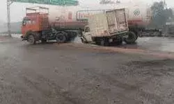 ट्रक और भारत गैस के टैंकर के बीच हुई टक्कर- गैस रिसाव ट्रक और भारत गैस के टैंकर के बीच हुई टक्कर- गैस रिसाव