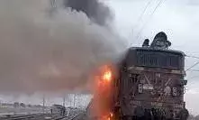 कोयले से भरी मालगाड़ी में लगी आग- मची अफरा-तफरी कोयले से भरी मालगाड़ी में लगी आग- मची अफरा-तफरी