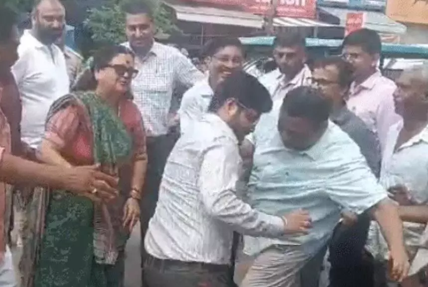 जल भराव को लेकर महापौर के तेवर देख मेट्रो अफसर व ठेकेदार मौके से भागे जल भराव को लेकर महापौर के तेवर देख मेट्रो अफसर व ठेकेदार मौके से भागे