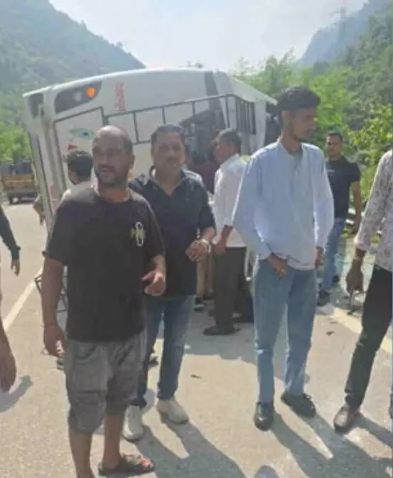 ऋषिकेश गंगोत्री हाईवे पर हादसा- यात्रियों से भरी बस पलटी-2 की.. ऋषिकेश गंगोत्री हाईवे पर हादसा- यात्रियों से भरी बस पलटी-2 की..