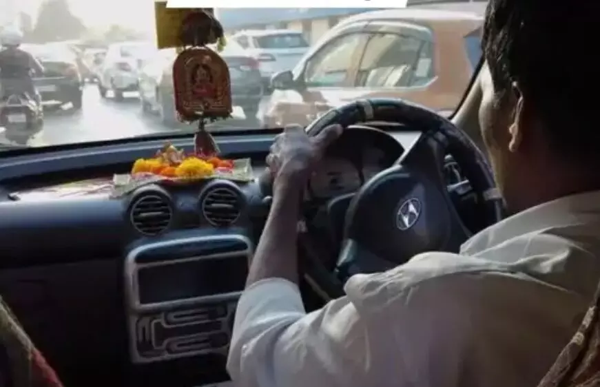 कैब में बैठी कॉलेज स्टूडेंट के समक्ष ड्राइवर की अश्लील हरकत कैब में बैठी कॉलेज स्टूडेंट के समक्ष ड्राइवर की अश्लील हरकत