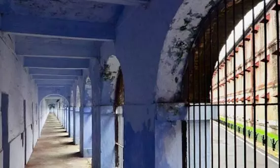 जेल के अंदर हुए हिंसक विद्रोह के बाद 500 से ज्यादा कैदी फरार जेल के अंदर हुए हिंसक विद्रोह के बाद 500 से ज्यादा कैदी फरार