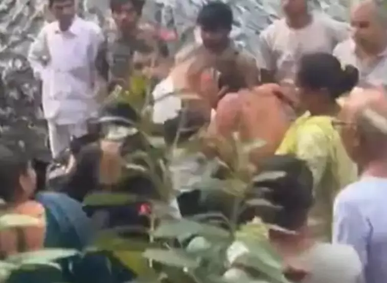 शोहदे की नंगा कर कुटाई- लडकी और मां ने जमकर कूटा- किया गया गिरफ्तार शोहदे की नंगा कर कुटाई- लडकी और मां ने जमकर कूटा- किया गया गिरफ्तार