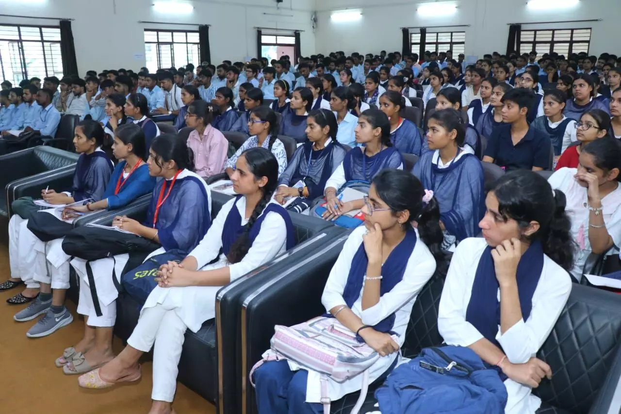 वर्ल्ड सुसाइड प्रीवेंशन डे पर इस स्कूल ने किया कार्यशाला का आयोजन वर्ल्ड सुसाइड प्रीवेंशन डे पर इस स्कूल ने किया कार्यशाला का आयोजन