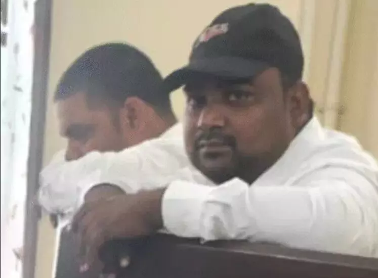 भाजपा नेता के हत्यारोपी ने पुलिस को ओढ़ाई टोपी- वकील बन किया सरेंडर भाजपा नेता के हत्यारोपी ने पुलिस को ओढ़ाई टोपी- वकील बन किया सरेंडर