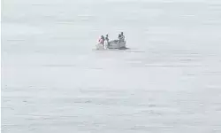 सिगनेचर ब्रिज पर चढ़ी महिला ने यमुना में लगाई- उफनती धारा में बही सिगनेचर ब्रिज पर चढ़ी महिला ने यमुना में लगाई- उफनती धारा में बही