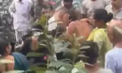 शोहदे की नंगा कर कुटाई- लडकी और मां ने जमकर कूटा- किया गया गिरफ्तार