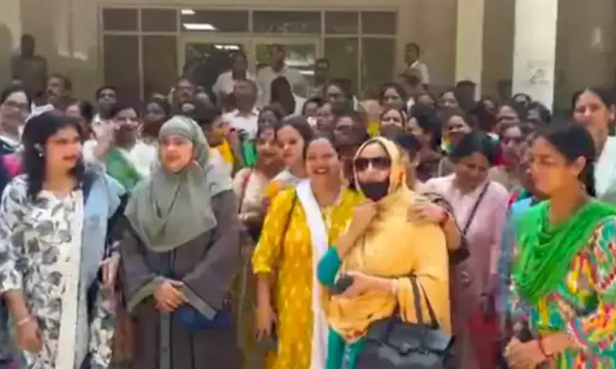 TET को लेकर टीचरों में उबाल- कलेक्ट्रेट में प्रदर्शन कर किया धमाल