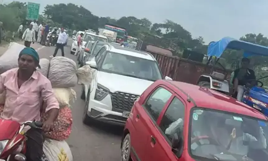 अचानक हुए धमाकों से बुरी तरह सहमा इलाका- टायर फटने से पुल पर लगा जाम