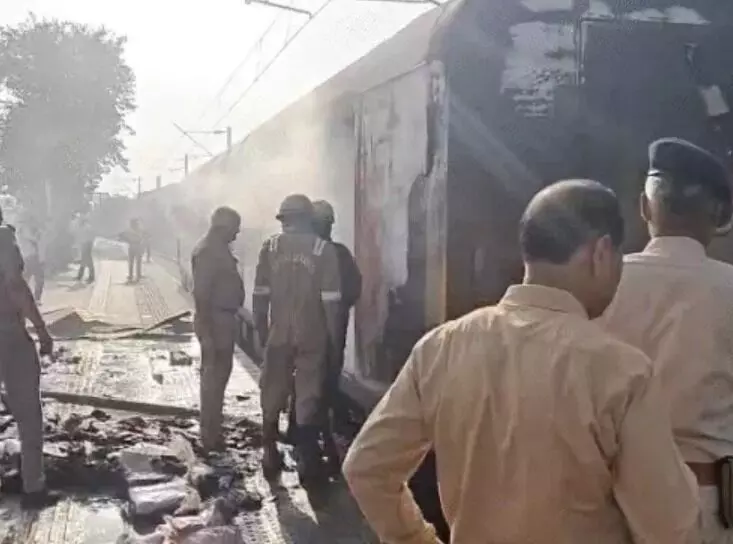 पूर्णिया जा रही एक्सप्रेस ट्रेन में आग- बोगी से धुआं उठते ही नीचे..... पूर्णिया जा रही एक्सप्रेस ट्रेन में आग- बोगी से धुआं उठते ही नीचे.....