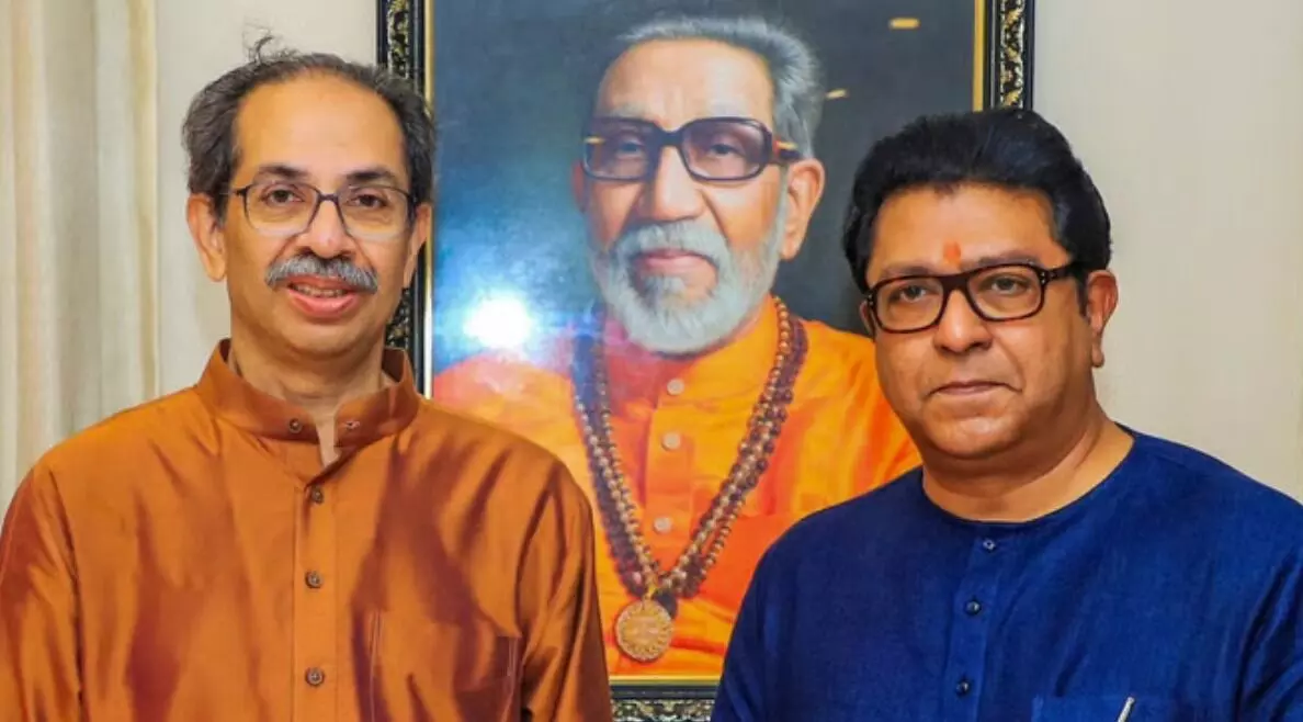 फिर हुआ भाइयों का मिलन- उद्धव व राज की मुलाकात के बाद फिर हुआ भाइयों का मिलन- उद्धव व राज की मुलाकात के बाद