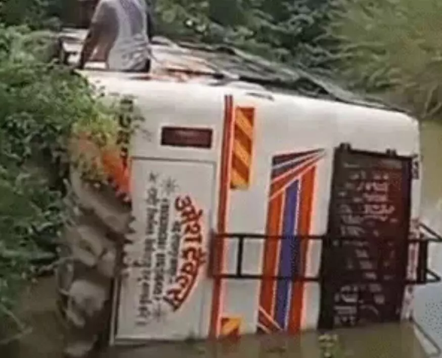 बाइक में टक्कर मारने के बाद नहर में पलटी स्कूल बस- बाप बेटे की मौत