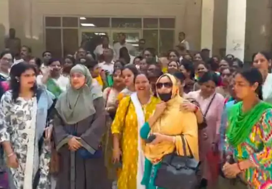 TET को लेकर टीचरों में उबाल- कलेक्ट्रेट में प्रदर्शन कर किया धमाल