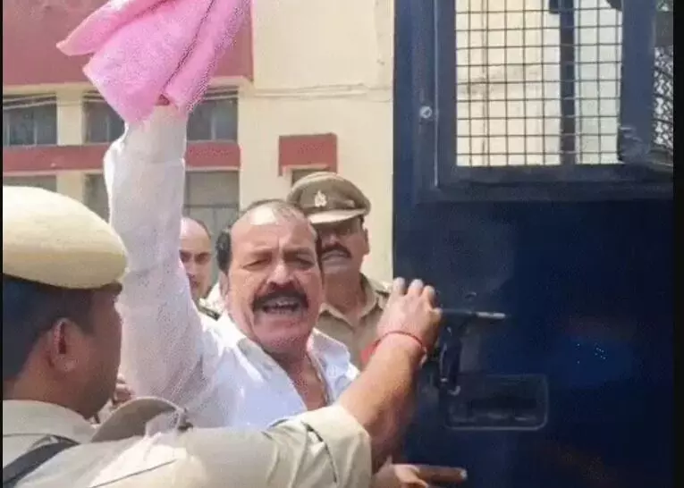 डबल मर्डर- पूर्व बसपा विधायक को उम्र कैद- हाथ हिलाते हुए गाड़ी में....