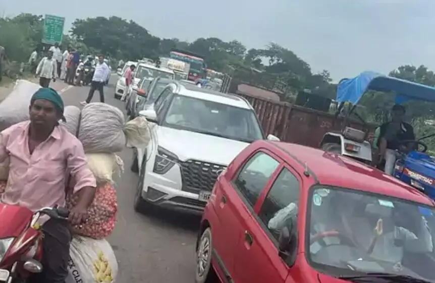 अचानक हुए धमाकों से बुरी तरह सहमा इलाका- टायर फटने से पुल पर लगा जाम