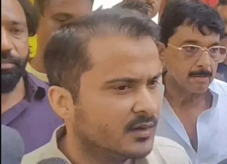 जेल में हुआ बाप बेटे का मिलन- फल सब्जियां मिठाई लेकर पहुंचे अब्दुल्ला जेल में हुआ बाप बेटे का मिलन- फल सब्जियां मिठाई लेकर पहुंचे अब्दुल्ला