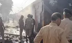 पूर्णिया जा रही एक्सप्रेस ट्रेन में आग- बोगी से धुआं उठते ही नीचे..... पूर्णिया जा रही एक्सप्रेस ट्रेन में आग- बोगी से धुआं उठते ही नीचे.....