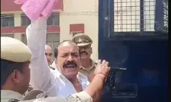 डबल मर्डर- पूर्व बसपा विधायक को उम्र कैद- हाथ हिलाते हुए गाड़ी में....