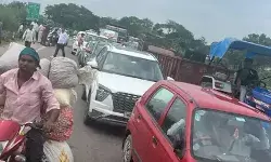 अचानक हुए धमाकों से बुरी तरह सहमा इलाका- टायर फटने से पुल पर लगा जाम अचानक हुए धमाकों से बुरी तरह सहमा इलाका- टायर फटने से पुल पर लगा जाम