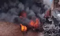 तीन मंजिला मकान में लगी भयंकर आग- एक ही परिवार के 11 लोग.. तीन मंजिला मकान में लगी भयंकर आग- एक ही परिवार के 11 लोग..