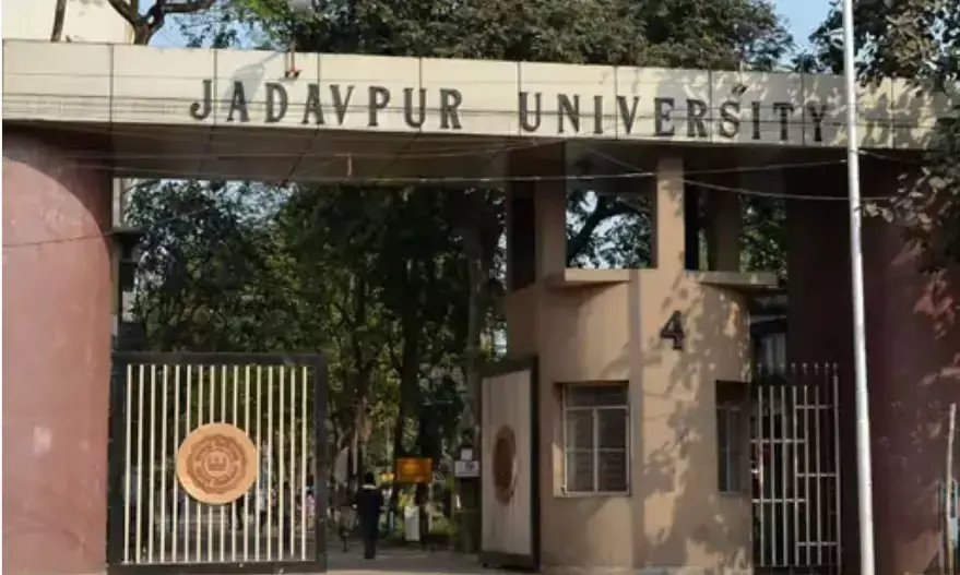 यूनिवर्सिटी कैंपस के जलाशय के किनारे बेहोश मिली छात्रा- अस्पताल ले जाए
