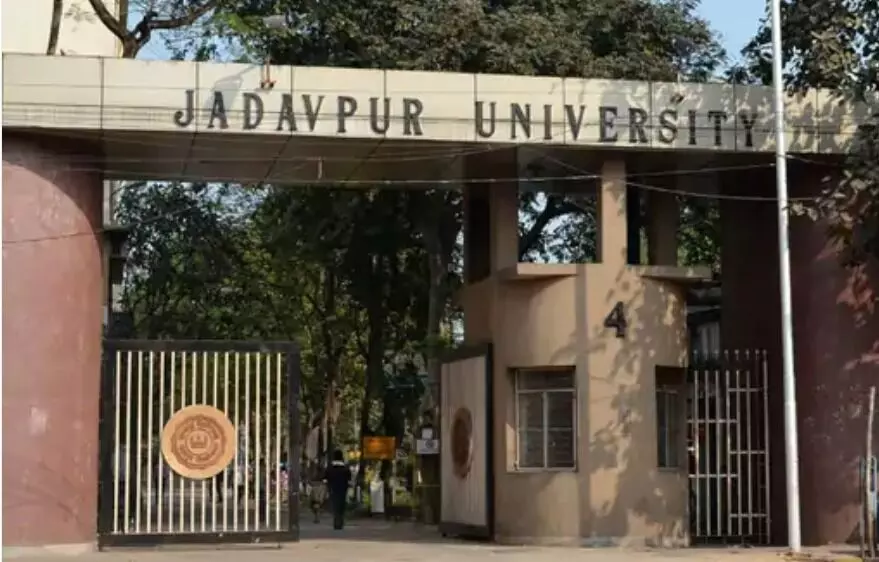 यूनिवर्सिटी कैंपस के जलाशय के किनारे बेहोश मिली छात्रा- अस्पताल ले जाए