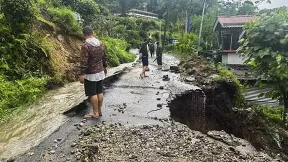 लैंडस्लाइड में चली गई 4 लोगों की जान- नदी में फंसे लोगों का रेस्क्यू