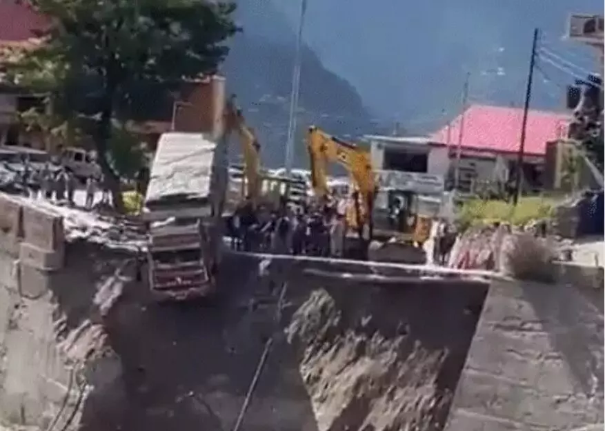 धंसी सडक- हिंडोला बनकर हवा में लटका ट्रक- लोगों की थमी सांसे
