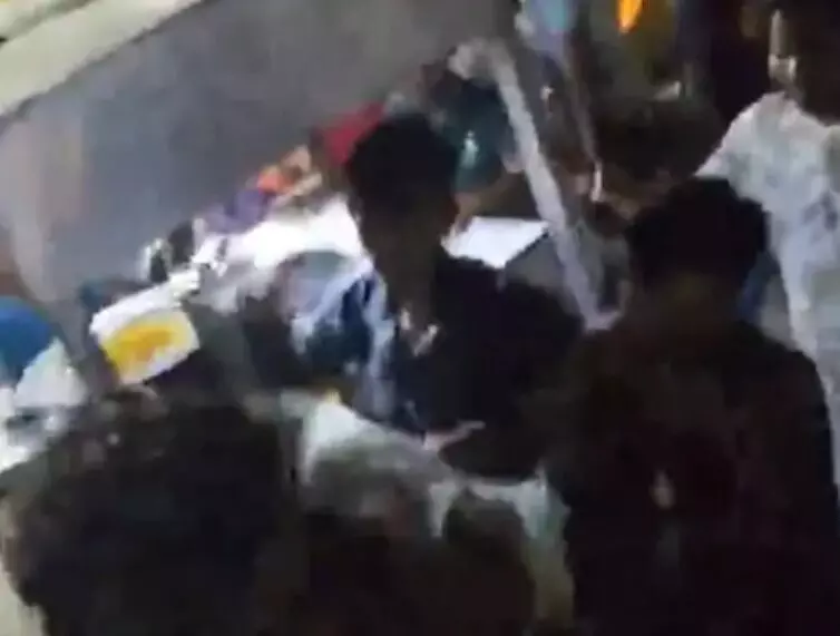 दिलफेंक अरशद को महिलाओं ने बाल पकड़ कर कूटा- कर रहा था छेड़छाड़ दिलफेंक अरशद को महिलाओं ने बाल पकड़ कर कूटा- कर रहा था छेड़छाड़
