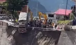 धंसी सडक- हिंडोला बनकर हवा में लटका ट्रक- लोगों की थमी सांसे धंसी सडक- हिंडोला बनकर हवा में लटका ट्रक- लोगों की थमी सांसे