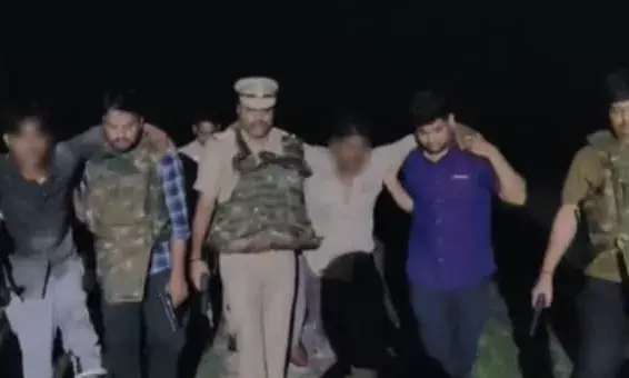 इनामी बदमाश और पुलिस के बीच चली गोलियां- मुठभेड़ में हुआ घायल