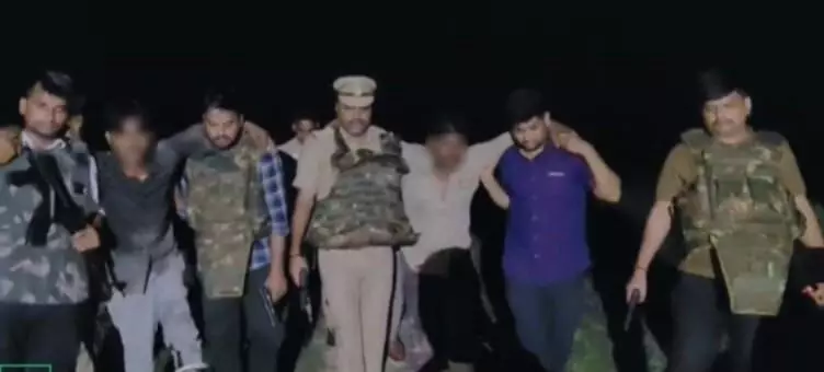 इनामी बदमाश और पुलिस के बीच चली गोलियां- मुठभेड़ में हुआ घायल इनामी बदमाश और पुलिस के बीच चली गोलियां- मुठभेड़ में हुआ घायल