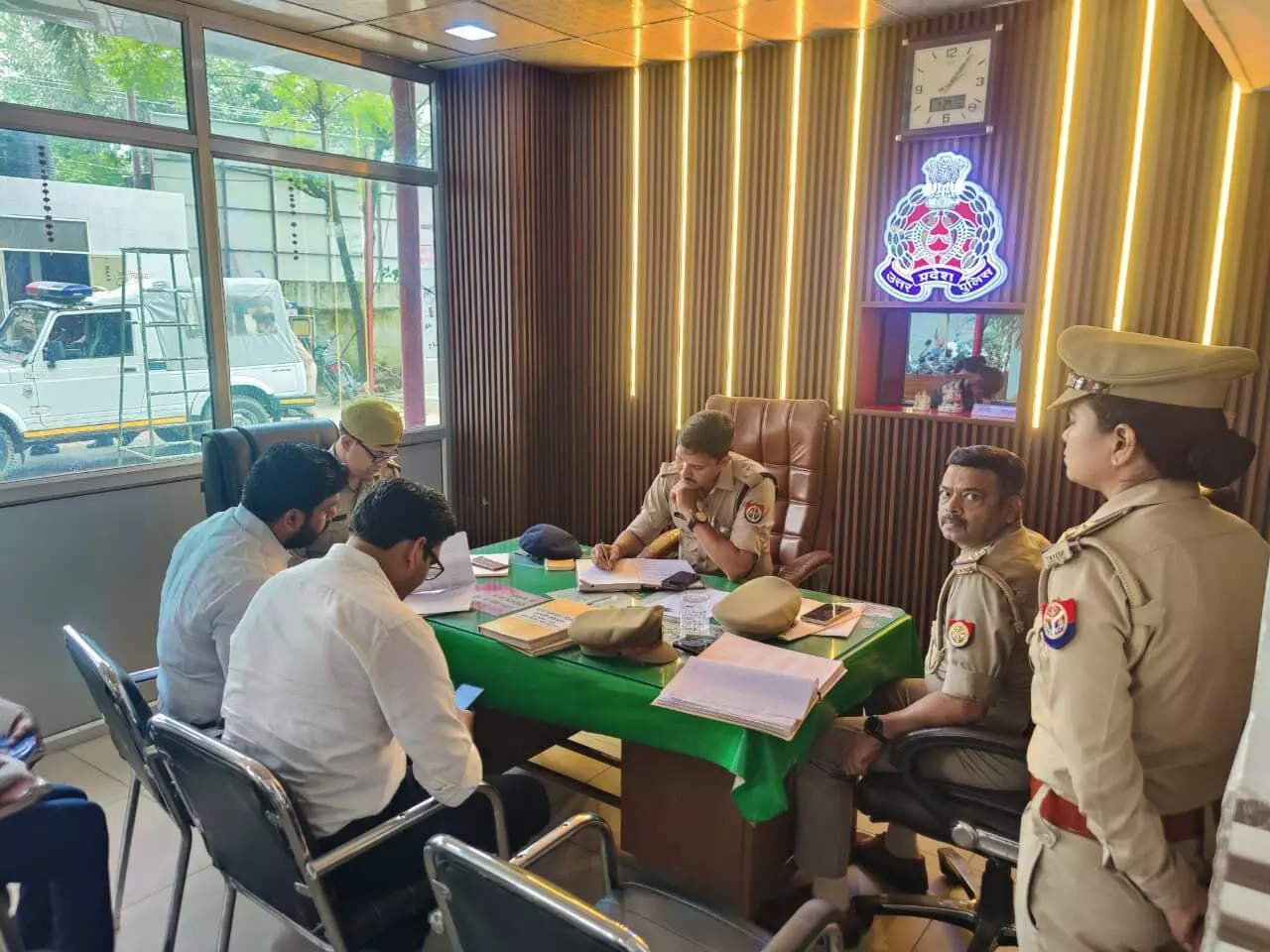थाने पर बैठकर SP सिटी ने सुनी लोगों की फरियाद-गुणवत्तापूर्ण हो निस्तारण थाने पर बैठकर SP सिटी ने सुनी लोगों की फरियाद-गुणवत्तापूर्ण हो निस्तारण
