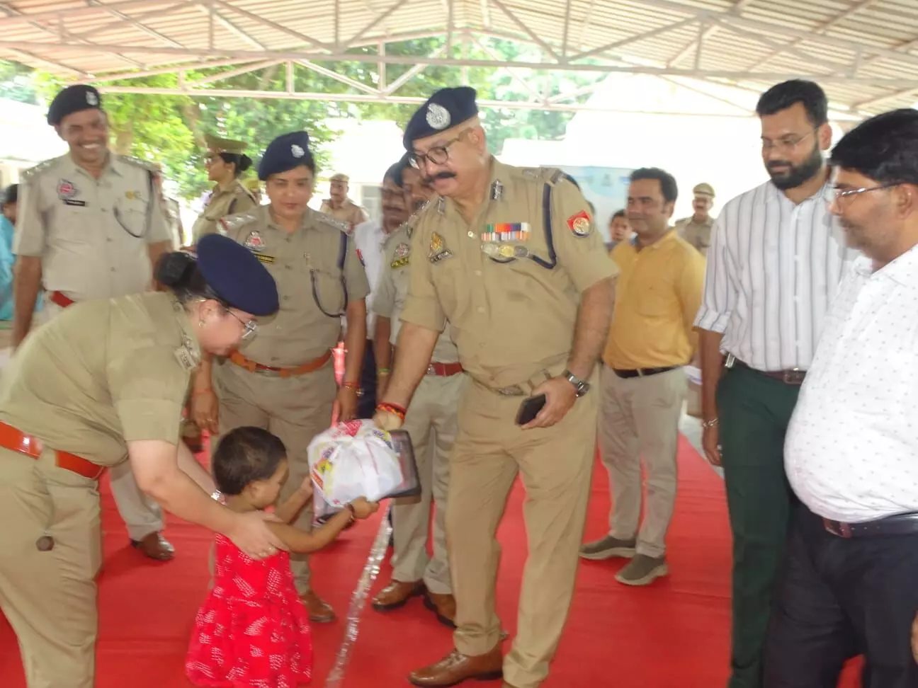 DG जेल ने किया कारागार का आकस्मिक निरीक्षण- बीमार बंदियों को बांटे फल