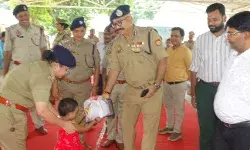 DG जेल ने किया कारागार का आकस्मिक निरीक्षण- बीमार बंदियों को बांटे फल