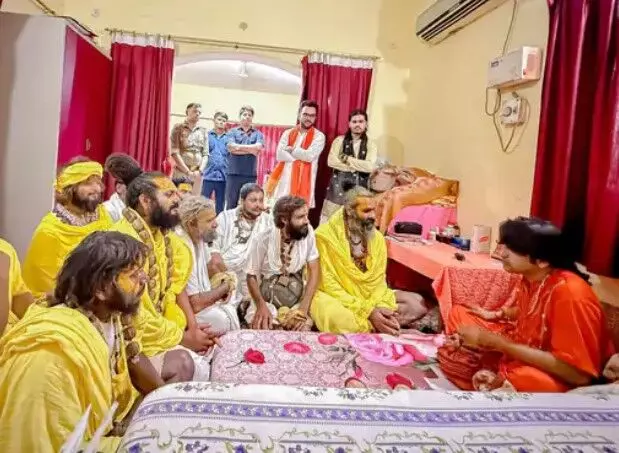 संत प्रेमानंद महाराज के शिष्यों ने किए बाबा विश्वनाथ के दर्शन