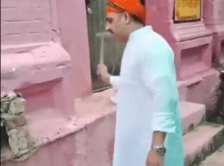 हॉस्पिटल कैंपस में हथोड़ा बजाकर जमींदोज की मजार- गंगाजल से.. हॉस्पिटल कैंपस में हथोड़ा बजाकर जमींदोज की मजार- गंगाजल से..