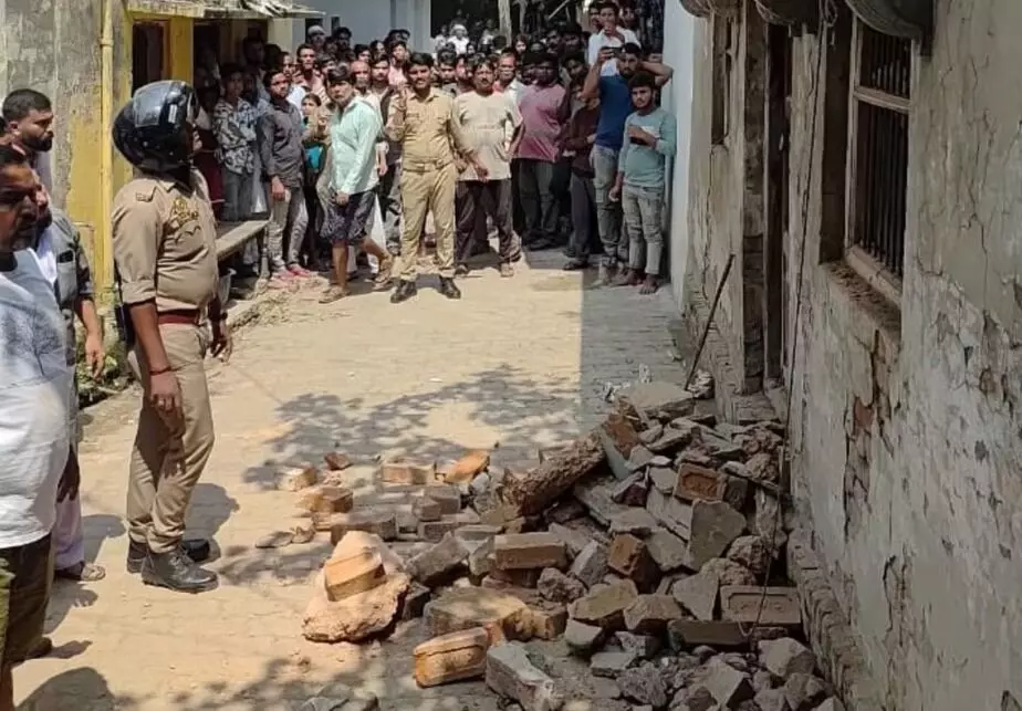 गिराते समय भरभराकर ढहा मकान- दबे कई मजदूर एक की मौत गिराते समय भरभराकर ढहा मकान- दबे कई मजदूर एक की मौत