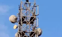 मोबाइल टावर पर चढ़े युवक ने पुलिस की फुलाई सांसे- 2 घंटे की मशक्कत.. मोबाइल टावर पर चढ़े युवक ने पुलिस की फुलाई सांसे- 2 घंटे की मशक्कत..