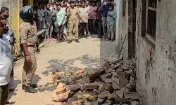 गिराते समय भरभराकर ढहा मकान- दबे कई मजदूर एक की मौत गिराते समय भरभराकर ढहा मकान- दबे कई मजदूर एक की मौत