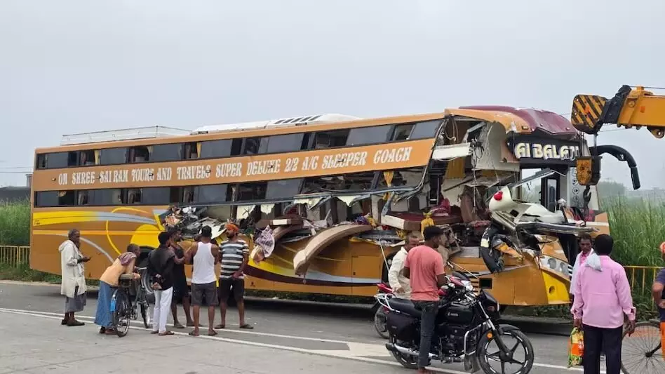 अचानक ट्रक ने लगाए ब्रेक तो पीछे से जा घुसी बस - इतने लोगों की गई जान अचानक ट्रक ने लगाए ब्रेक तो पीछे से जा घुसी बस - इतने लोगों की गई जान