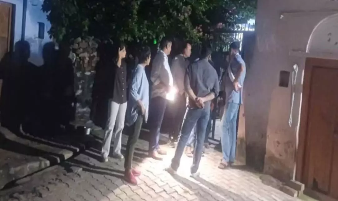 गैंगस्टर्स एवं गुर्गो के 25 ठिकानों पर पुलिस के छापों से मचा हड़कंप गैंगस्टर्स एवं गुर्गो के 25 ठिकानों पर पुलिस के छापों से मचा हड़कंप