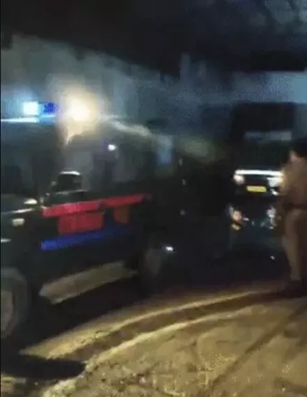 अंडरपास में भरे पानी एवं दलदल में फंसी गाडी-पुलिस ने अपनी.. अंडरपास में भरे पानी एवं दलदल में फंसी गाडी-पुलिस ने अपनी..