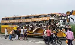 अचानक ट्रक ने लगाए ब्रेक तो पीछे से जा घुसी बस - इतने लोगों की गई जान