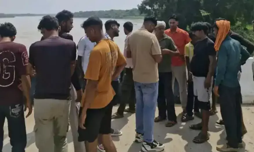 सेल्फी लेते समय नदी में गिरी किशोरी यमुना में समाई-पैर फिसलने..