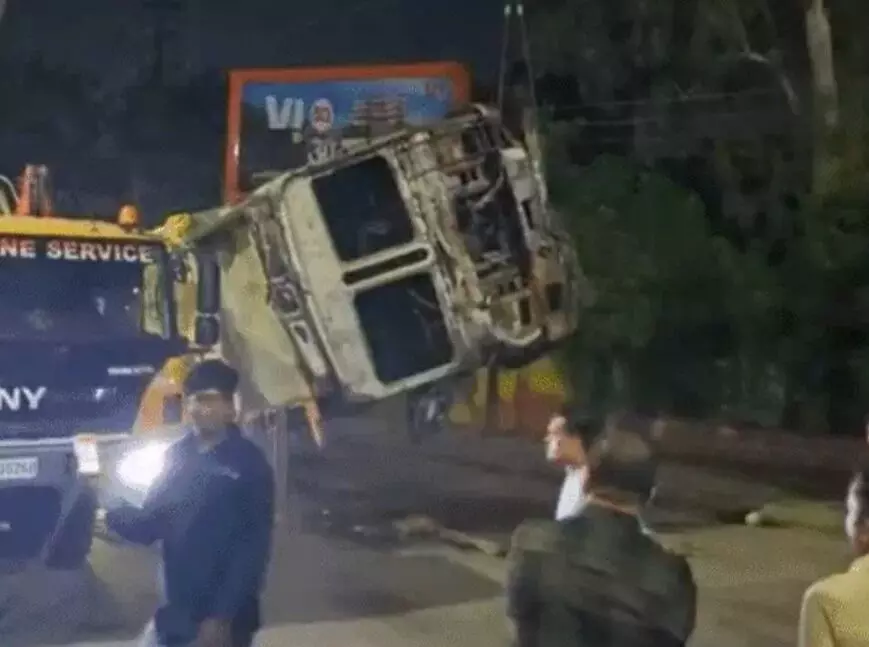 नो एंट्री में घुसे ट्रक ने मचाया कोहराम- लोगों को कुचलने के बाद लगी आग