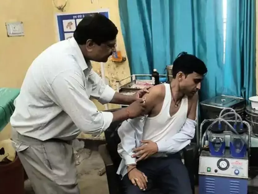 फ्रेंड की मौत से गुस्साए बंदरों के झुंड ने काटा बवाल- परिवार पर हमला फ्रेंड की मौत से गुस्साए बंदरों के झुंड ने काटा बवाल- परिवार पर हमला