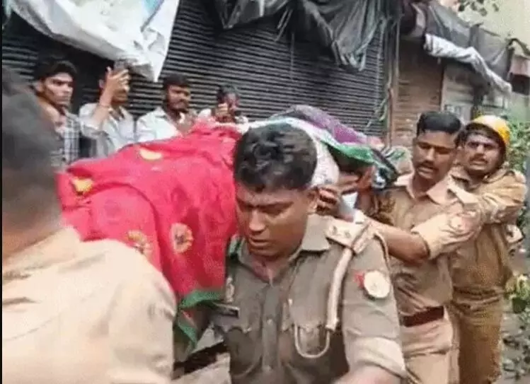 गिरा डेढ़ सौ साल पुराना पेड़- टूटा घर, दबी गुमटियां- एक की मौत
