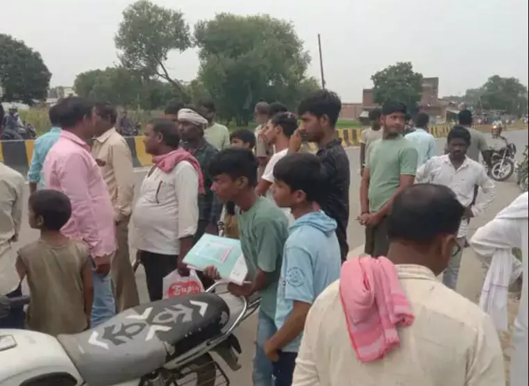 टायर फटने से कार की चपेट में आई बाइक डिवाइडर से टकराई- युवक....